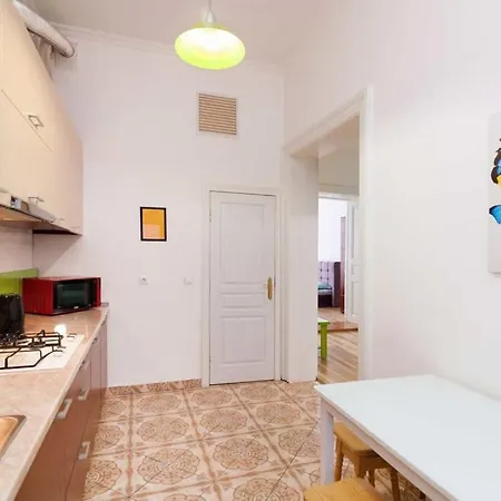 три кімнати вулиця грушевського 9 центр міста Apartman Lviv