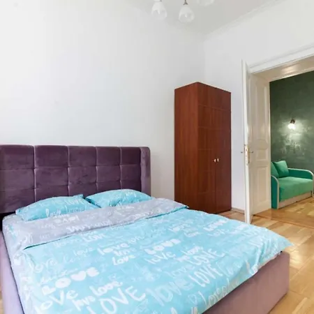 Apartman три кімнати вулиця грушевського 9 центр міста