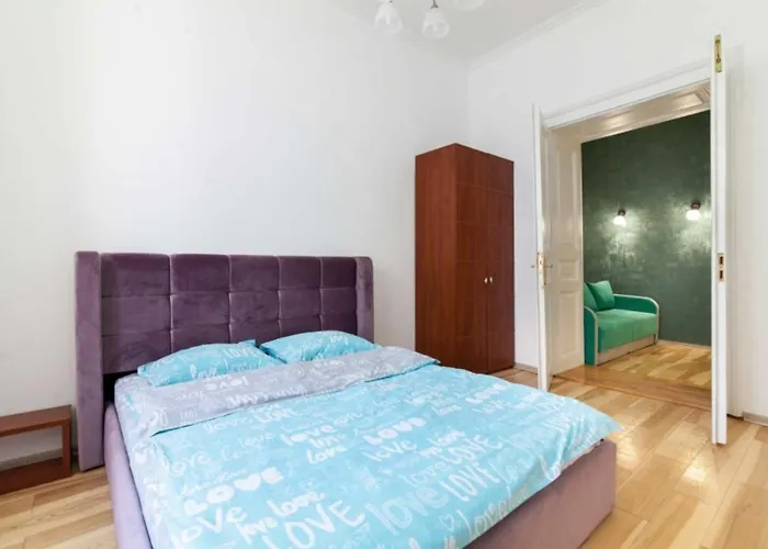 Apartment три кімнати вулиця грушевського 9 центр міста